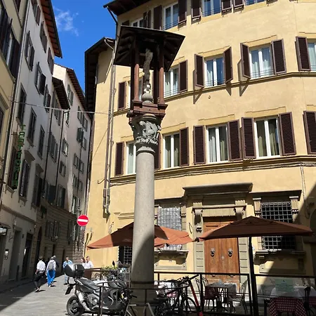 Cozy Duomo Dante Uffizi アパート フィレンツェ